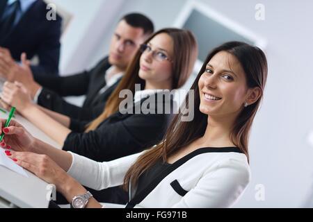 La gente di affari in una riunione in ufficio Foto Stock