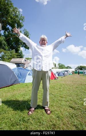 Rolf Harris, Australian cantautore, compositore, comico, attore, pittore e presentatore televisivo. Glastonbury Festival Foto Stock