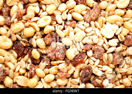 Uno sfondo di uva essiccata e dadi misti Foto Stock