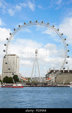 London Eye, ruota panoramica Ferris in un pomeriggio d'estate, cielo blu a Londra Foto Stock