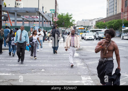 Lenox Avenue, denominata anche Malcolm X Boulevard nella città di New York il quartiere di Harlem Foto Stock