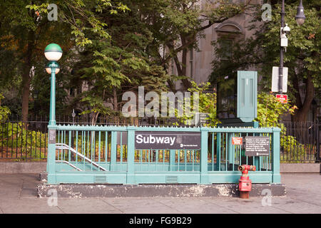 Ingresso alla stazione della metropolitana Ponte di Brooklyn city hall di New York City Foto Stock