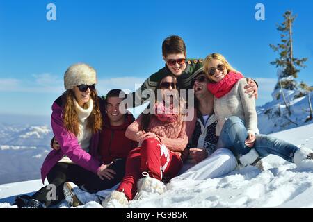 Divertimento invernale con giovani gruppo Foto Stock