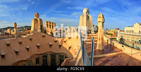 Progetto di Gaudi. Terrazza sul tetto e la terrazza della Casa Mila (noto anche come La Pedrera) Foto Stock