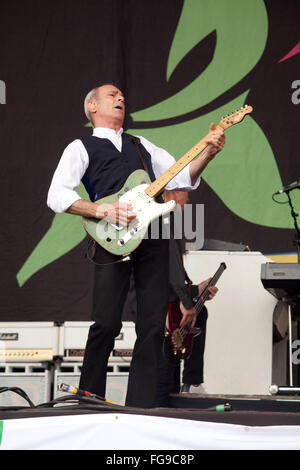 Francesco Rossi di Status Quo eseguendo sulla fase della piramide, Glastonbury Festival 2009, Somerset, Inghilterra, Regno Unito. Foto Stock