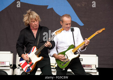 Status Quo eseguendo sulla fase della piramide, Glastonbury Festival 2009, Somerset, Inghilterra, Regno Unito. Foto Stock