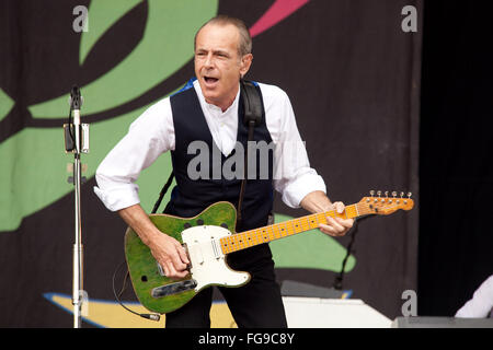 Francesco Rossi di Status Quo eseguendo sulla fase della piramide, Glastonbury Festival 2009, Somerset, Inghilterra, Regno Unito. Foto Stock