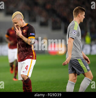 Stadio Olimpico di Roma, Italia. Xvii Feb, 2016. La UEFA Champions League, Round di 16 - prima gamba, AS Roma contro il Real Madrid. Radja Nainggolan sconsolato durante il credito di gioco: Azione Plus sport/Alamy Live News Foto Stock