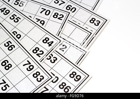 Fusti di legno e le carte per lotto o al gioco del bingo Foto Stock