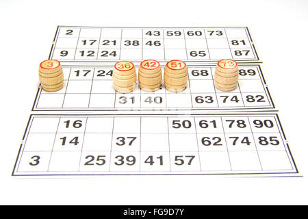 Fusti di legno e le carte per lotto o al gioco del bingo Foto Stock