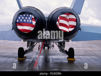 Patriottica bandiera americana coperchi sulla parte posteriore di un STATI UNITI D'AMERICA F/A-18 Hornet fighter combat aerei jet. Foto Stock