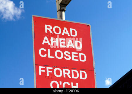 Strada chiusa sign in inglese e gallese, Cardiff, Galles del Sud, Regno Unito. Foto Stock