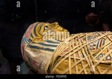 La mummia di un giovane uomo dal periodo romano dopo 30 BC, British Museum, Bloomsbury, London, England, Regno Unito Foto Stock