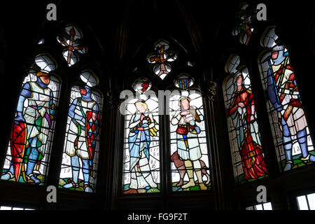 Le finestre di vetro macchiate progettato dall architetto Vittoriano William Burges basato su disegni di Pre-Raphaelite, Castello di Cardiff, Galles. Foto Stock