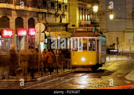Geografia / viaggi, Portogallo, Lisbona, Bairro Alto, storico tram 28 a Largo de Camoes, Additional-Rights-Clearance-Info-Not-Available Foto Stock