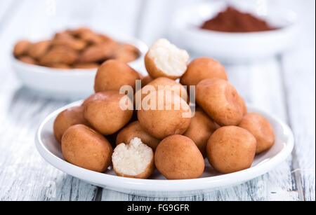 Porzione di Marzapane fatti in casa rustico sfondo di legno Foto Stock