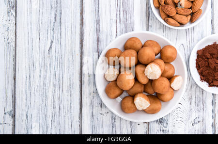 Porzione di Marzapane fatti in casa rustico sfondo di legno Foto Stock