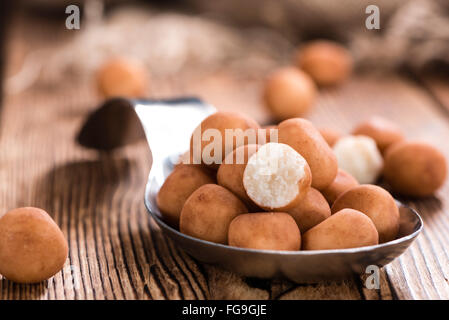 Porzione di Marzapane fatti in casa rustico sfondo di legno Foto Stock