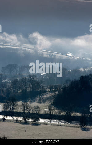 Builth Wells, Powys, Regno Unito. 18 Febbraio, 2016. Nuvole forma a basso livello nella valle del Wye nelle prime ore del mattino nei pressi della piccola città mercato di Builth Wells in Powys, Wales, Regno Unito. Credito: Graham M. Lawrence/Alamy Live News. Foto Stock