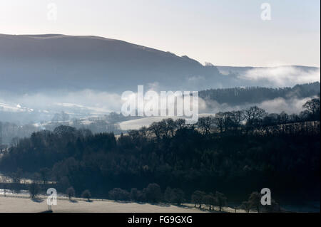 Builth Wells, Powys, Regno Unito. 18 Febbraio, 2016. Nuvole forma a basso livello nella valle del Wye nelle prime ore del mattino nei pressi della piccola città mercato di Builth Wells in Powys, Wales, Regno Unito. Credito: Graham M. Lawrence/Alamy Live News. Foto Stock