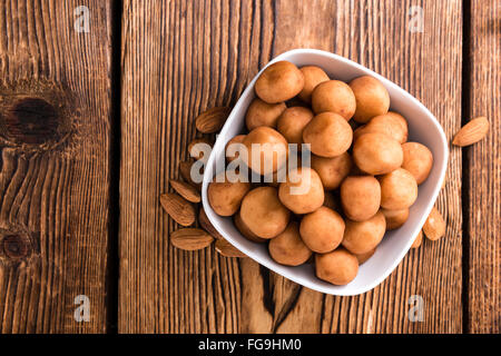 Porzione di Marzapane fatti in casa rustico sfondo di legno Foto Stock