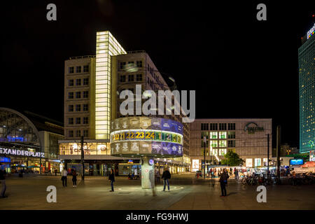Geografia / viaggi, Germania, Berlin, Berlin Mitte, Alexanderplatz Park Inn Hotel e orologio mostra gli orari di tutto il mondo, Additional-Rights-Clearance-Info-Not-Available Foto Stock