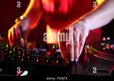 DJ. mixare la musica. Lavorando nel club. Console di mixaggio DJ, lavoro in discoteca. clubbing Foto Stock