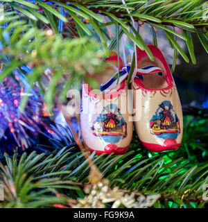 Coppia di zoccoli olandese su un albero di Natale Foto Stock