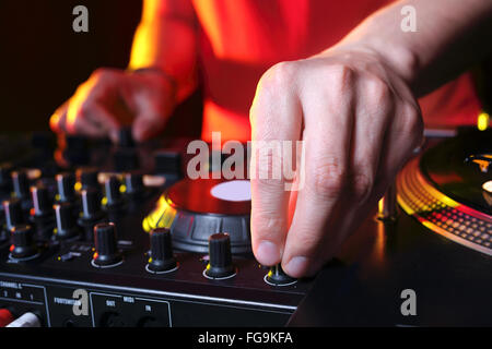 DJ. mixare la musica. Lavorando nel club. Console di mixaggio DJ, lavoro in discoteca. clubbing Foto Stock