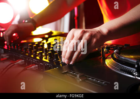 DJ. mixare la musica. Lavorando nel club. Console di mixaggio DJ, lavoro in discoteca. clubbing Foto Stock