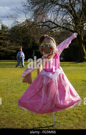 Knutsford, Cheshire, Regno Unito 18 Febbraio, 2016. Scarecrows ispirato da Roald Dahl i personaggi stanno prendendo su Tatton Park's gardens questo febbraio half term per celebrare il lancio di Roald Dahl è grande avventure a Tatton, uno di un numero di eventi che si svolgono durante il Roald Dahl 100 celebrazioni. Credito: MarPhotographics/Alamy Live News Foto Stock