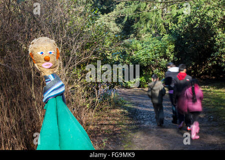 Knutsford, Cheshire, 18 febbraio, 2016. Scarecrows ispirato da Roald Dahl i personaggi stanno prendendo su Tatton Park's gardens questo febbraio half term per celebrare il lancio di Roald Dahl è grande avventure a Tatton, uno di un numero di eventi che si svolgono durante il Roald Dahl 100 celebrazioni. Credito: MarPhotographics/Alamy Live News Foto Stock