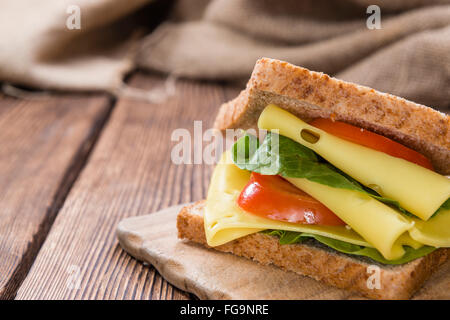 Fatta fresca panino al formaggio, su un vecchio rustico tavolo in legno Foto Stock