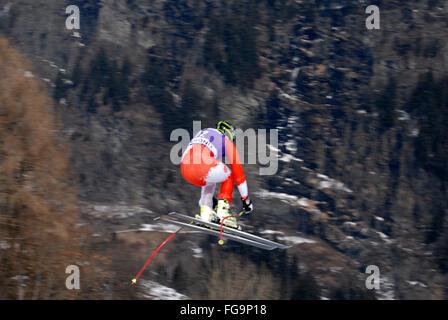 Mens sci downhill racer in aria Foto Stock