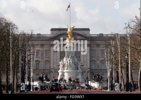Il Royal Standard sventola su Buckingham Palace di Londra il 18 febbraio 2016. Copyright Fotografia - Giovanni Voos Foto Stock
