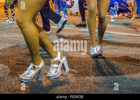 MONTEVIDEO, Uruguay, Gennaio - 2016 - bassa angolazione delle donne ballerini gambe in parata inaugurale del carnevale di Montevideo, Urugua Foto Stock