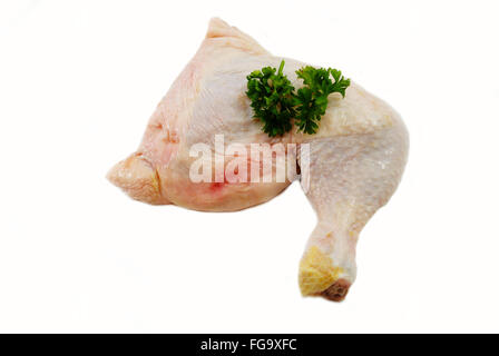 Prezzemolo fresco sulla parte superiore di un organico di Pollo gamba trimestre Foto Stock