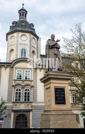 Josef Smetana statua ed ex Collegio dei premonstrati a Pilsen, Repubblica Ceca. Lo studio e la biblioteca della Regione di Pilsen oggi Foto Stock