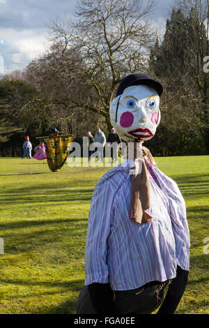 Knutsford, Cheshire, 18 febbraio, 2016. Scarecrows ispirato da Roald Dahl i personaggi stanno prendendo su Tatton Park's gardens questo febbraio half term per celebrare il lancio di Roald Dahl è grande avventure a Tatton, uno di un numero di eventi che si svolgono durante il Roald Dahl 100 celebrazioni. © MarPhotographics/Alamy Live News Foto Stock