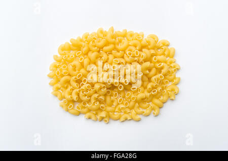 Pasta maccheroni gomiti isolati su sfondo bianco Foto Stock