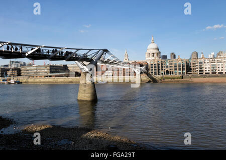 Il Millennium Footbridge dal Globe Theatre guardando attraverso il Fiume Tamigi alla Cattedrale di St Paul Foto Stock