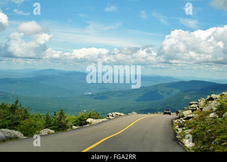 La guida su una strada in alta montagna Foto Stock