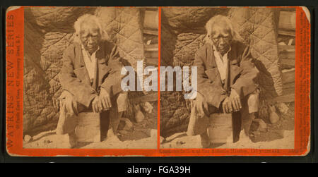 Questa fotografia storica, scattata da *Carleton E. Watkins*, cattura un uomo di 136 anni *Cassiano Indian* alla *missione di San Antonio*. La fotografia offre uno sguardo sul patrimonio indigeno e sulla storia americana. Foto Stock