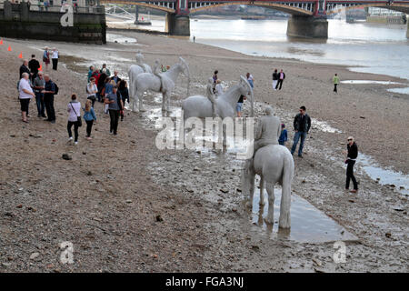 "L'alta marea " sculture di Jason deCaires Taylor, installato sul foreshore del fiume Tamigi, Nine Elms, Londra, Regno Unito. Foto Stock