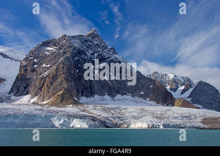 Glacier Samarinbreen sfocia nel fiordo di Hornsund, isola Spitsbergen, Norvegia Foto Stock