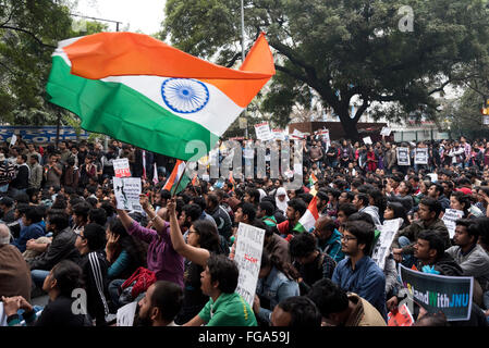 New Delhi, India. 18 Febbraio, 2016. Una ragazza sventola bandiera nazionale dell'India. Migliaia di studenti si sono riuniti nel marzo che è stato preso da casa mandi al Parlamento Street a New Delhi. I sostenitori dei vari raccordi degli studenti ha partecipato alla protesta. Ringraziamo Abhishek Kumar/Alamy Live News Foto Stock