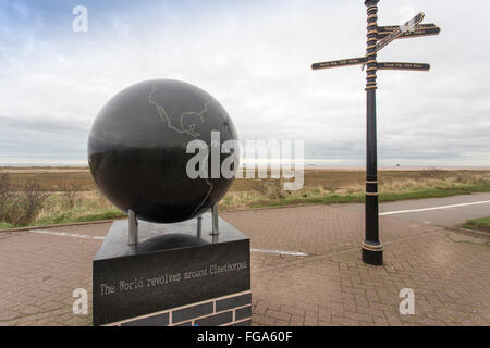 Meridiano di Greenwich la linea Globe a Cleethorpes Lincolnshire UK. ' Il mondo ruota intorno a Cleethorpes' Foto Stock