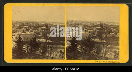 Una fotografia di Fall River, Massachusetts, scattata dai Kilburn Brothers. L'immagine mostra il paesaggio urbano industriale lungo il fiume, catturando le caratteristiche urbane della città e l'ambiente sul lungomare. Foto Stock