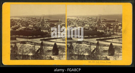 Fotografia di Kilburn Brothers che mostra Fall River, Massachusetts, catturando una scena cittadina lungo il fiume con particolare attenzione all'architettura locale e al corso d'acqua. Foto Stock