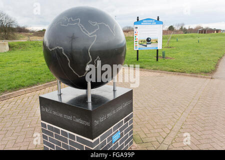 Meridiano di Greenwich la linea Globe a Cleethorpes Lincolnshire UK. ' Il mondo ruota intorno a Cleethorpes' Foto Stock